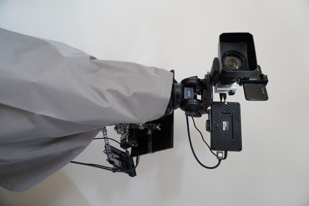 入学式・卒業式のライブ配信に使用するスタッフカメラと配信システム 